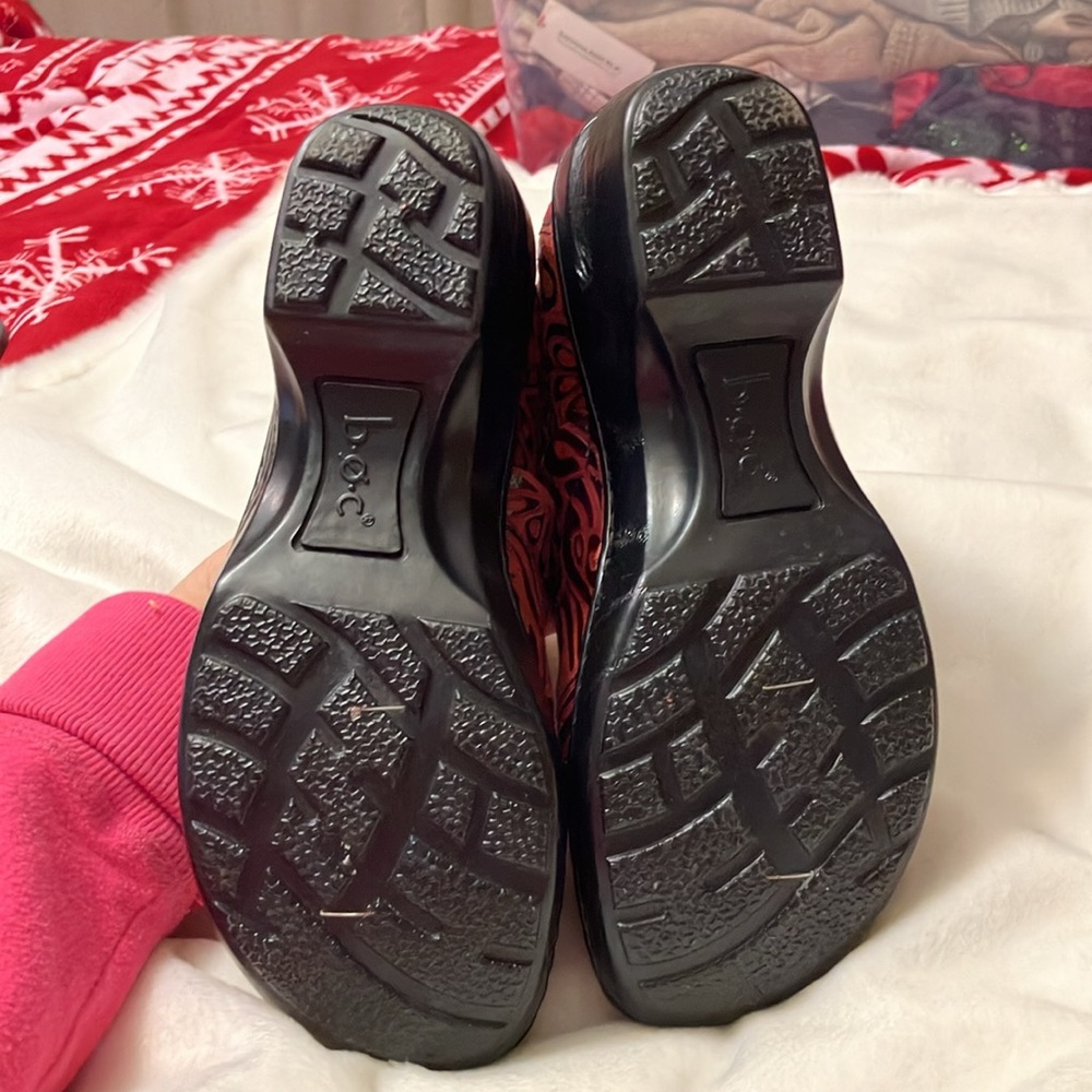 NWOT BOC Red/Maroon Leather Clogs with Embossed Design Sz 6 - Picture 5 of 6